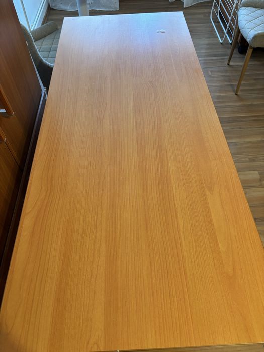 Vând birou accesorizat cu rotile