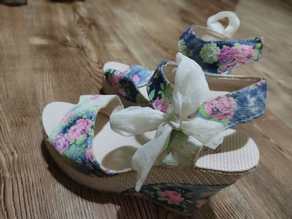 Продам летние туфельки с бантиком б/у