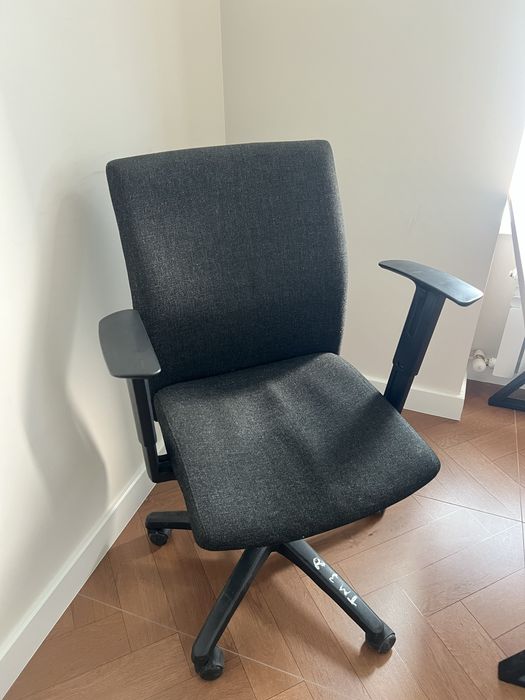 Срочно продается офисные столы и стулья