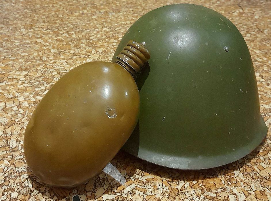 Советская каска и фляга