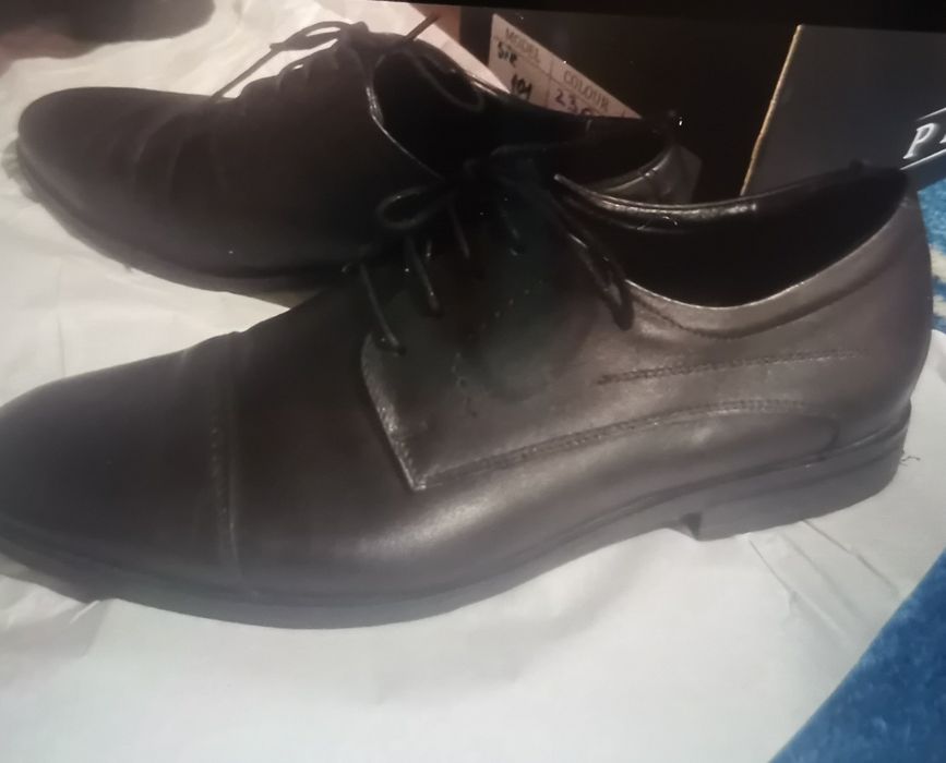 Vând pantofi de bărbați de piele