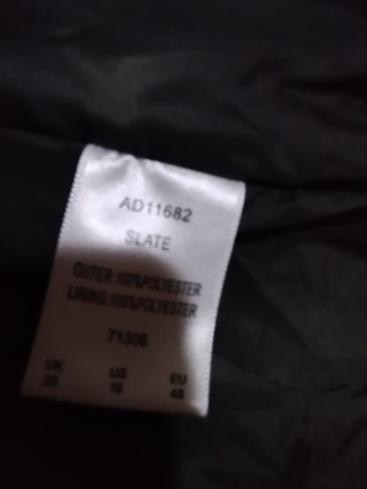 Продавам ново дамско топло яке