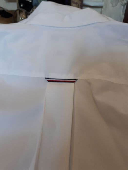 Продам белую рубашку.