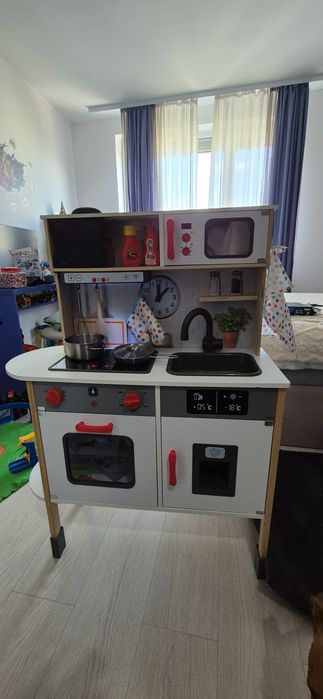 Set de construcții, gara pe 3 nivele si bucătărie de jucărie complet utilata cu sunete si lumini