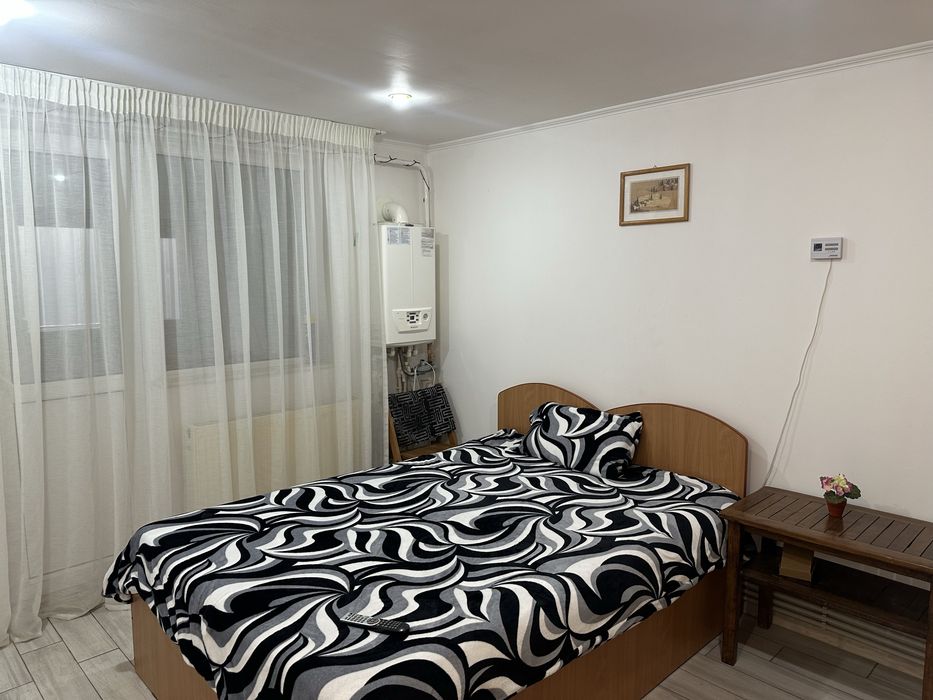 Închiriez garsonieră în Buzău Cartier Posta . Sunt 2 camere plus baie , bucatarie si centrala termica
