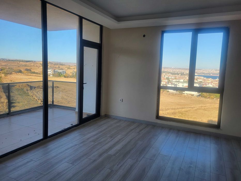 гр.Текирдаг Турция НОВ ТРИСТАЕН апартамент и две парко места