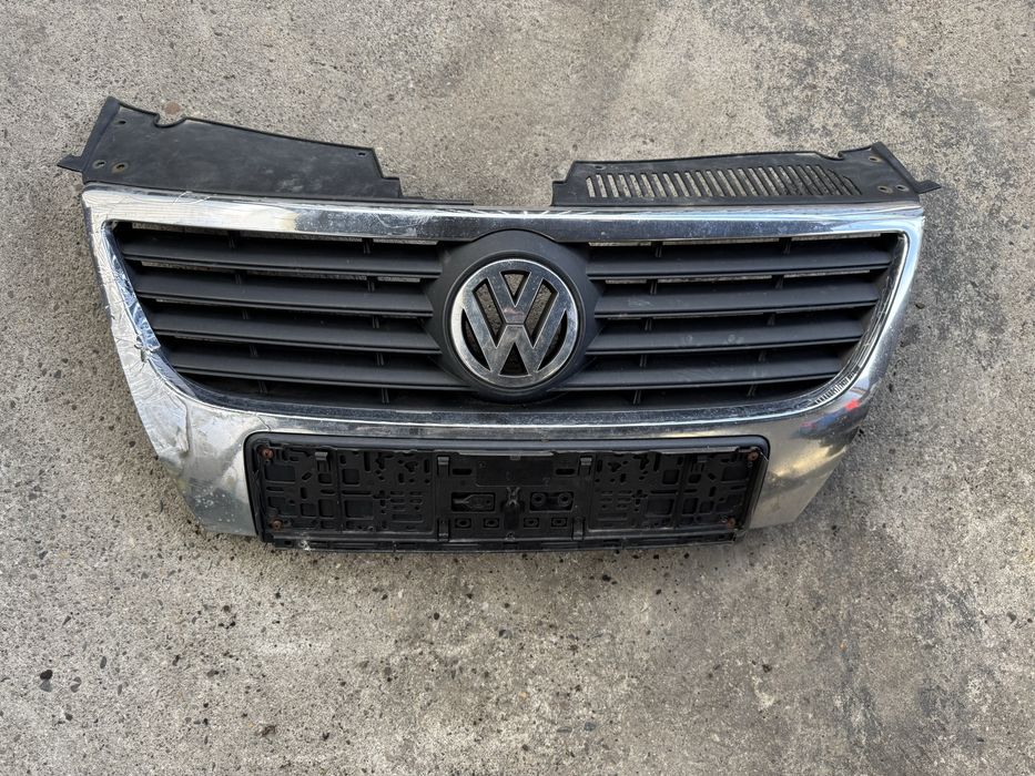 Grila centrala bara fata radiator vw passat b6 fisurata cu defect