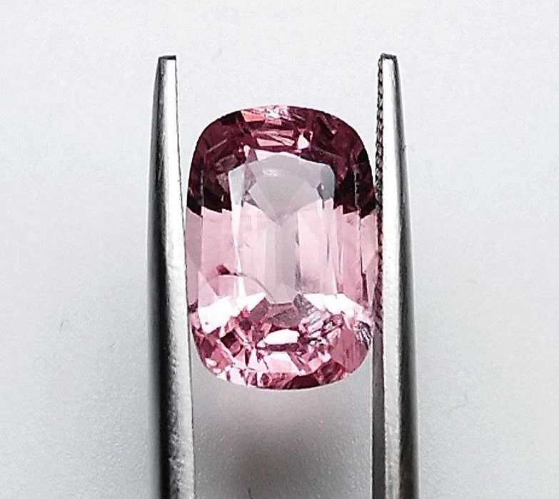 Стилен шпинел в изискан Падпараджа цвят 3.68кт.! Нов!