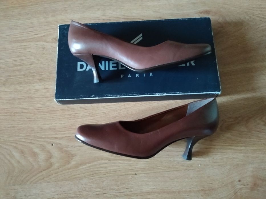 Vând pantofi măsura 36.