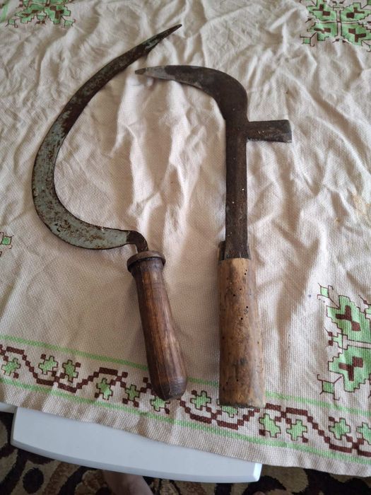 Три броя сърпове и паламарка