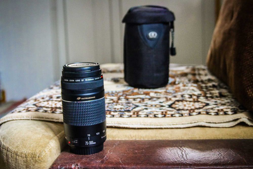 Teleobiectiv foto Full frame  Canon 75-300 mm Usm cu Parasolar