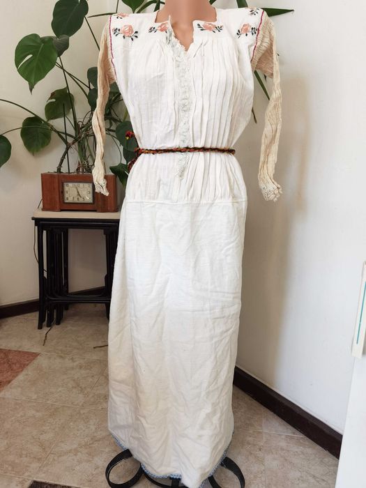 Шест Автентични Старинни Царски Ризи Рокли Блузи от Народни Носии