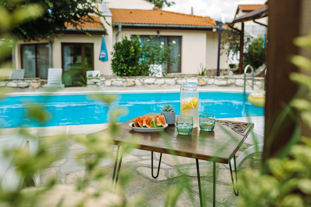 Луксозна къща с басейн, голям двор - парк, лятна веранда