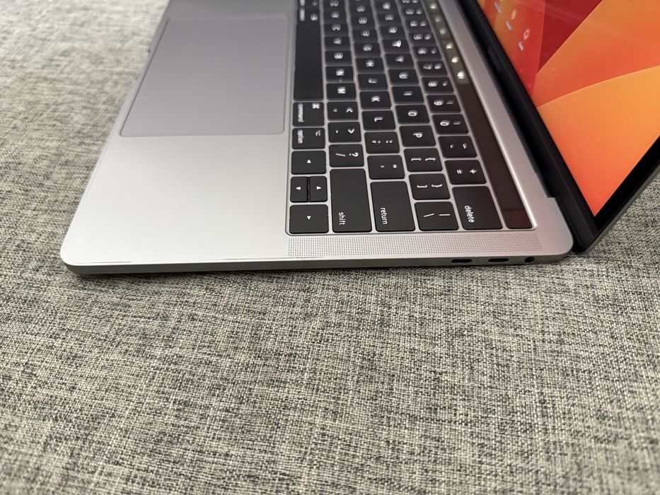 Macbook Pro Touchbar A1706. i5/8/256