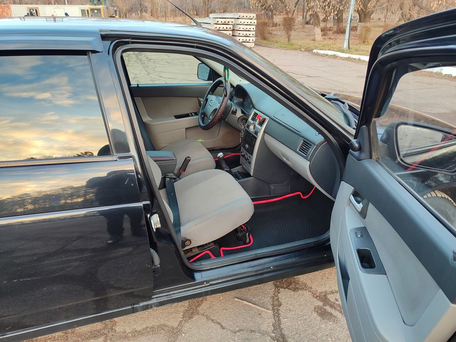 Продам Приора хэтчбек черный (космос 655)