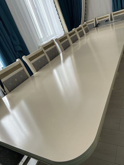 Обеденный стол для гостинной