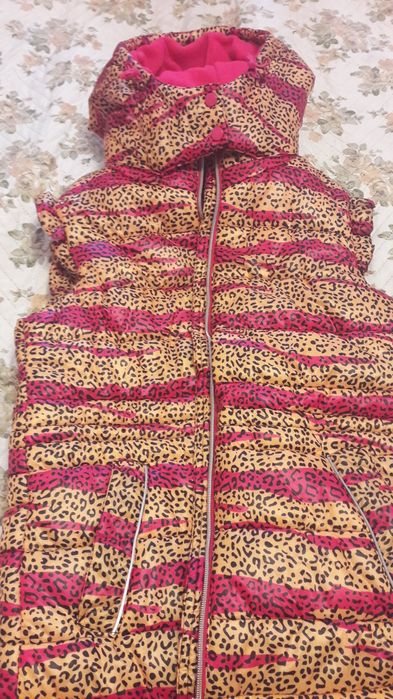 Продам новый жилет для девочки .