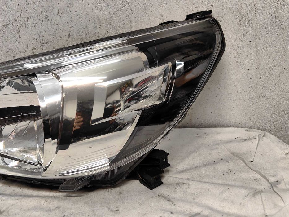 Фар Тойота Toyota Hilux