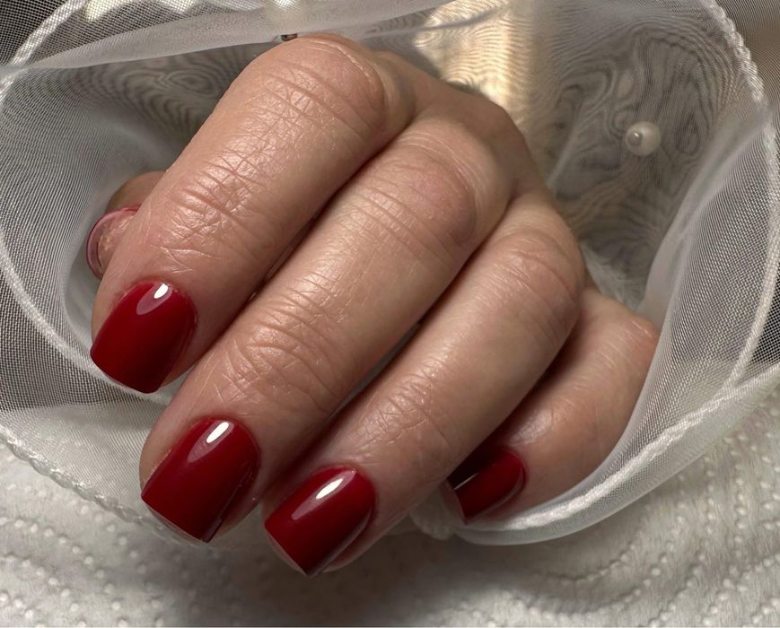 Unghii cu gel și ojă semi