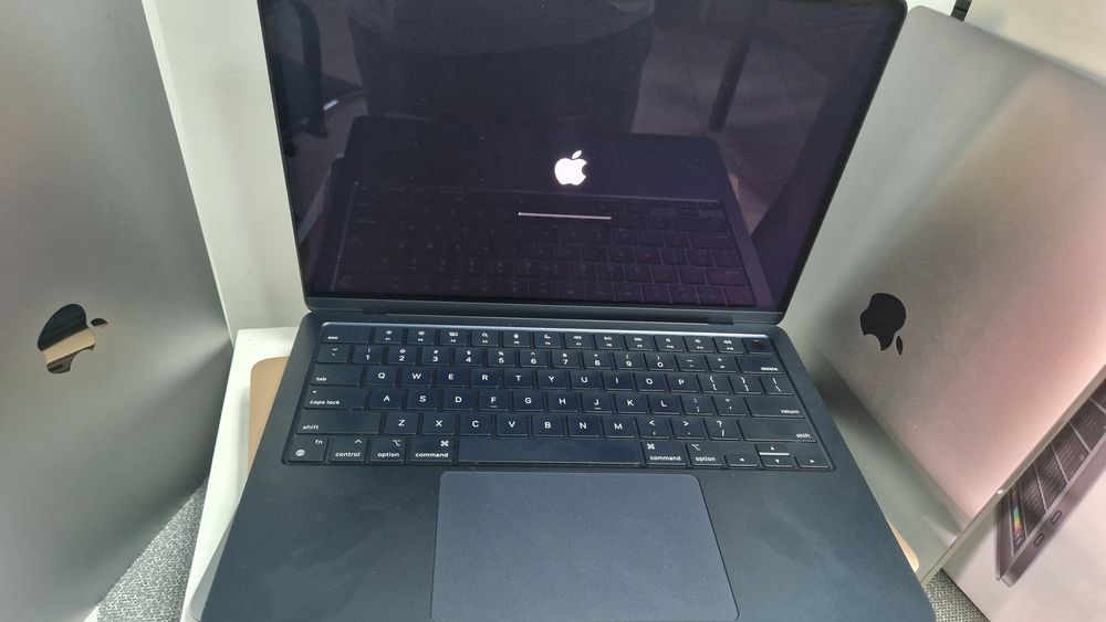 Apple MacBook - заключени, за части