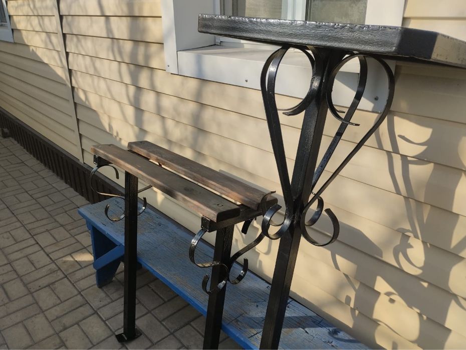 Поминальный стол и лавочка