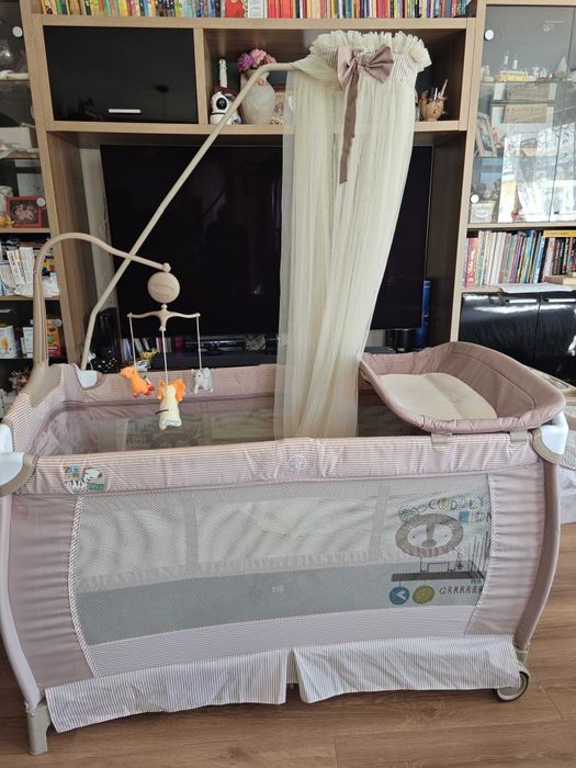 Кошара на две нива, люлеещ механизъм, балдахин, музикална въртележка