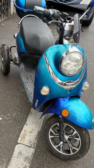 Triciclu electric cu trei roti