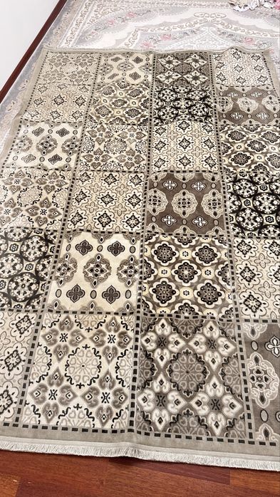 Ковер серый примерно 1,9 на 2,5