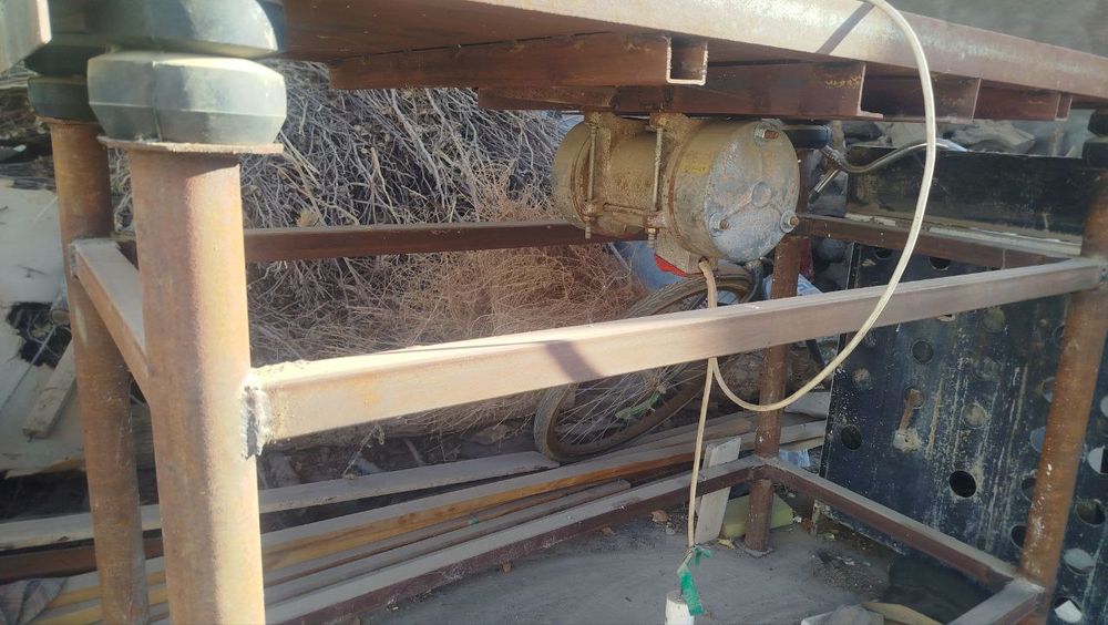 Betonni vibratsiya qiluvchi stanok