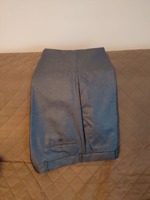 Vând costum bărbătesc de ocazie