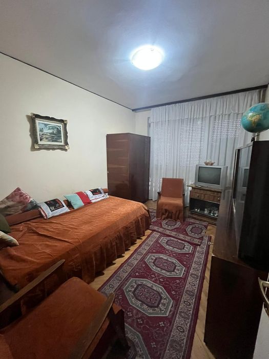 Inchiriez apartament 2 camere onesti 1.100 lei