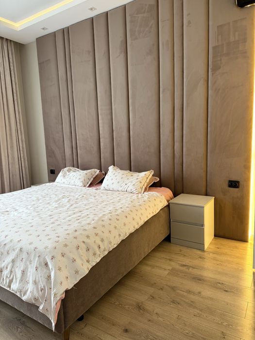 Кровать со стеновой панелью