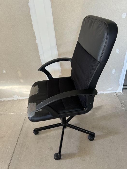 Офис стол черен.