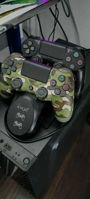 Două Controlere PlayStation 4 plus statie de incarcare