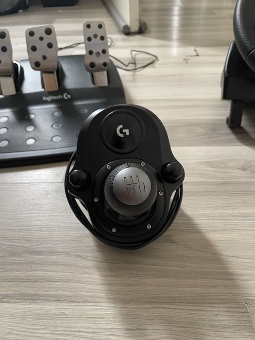 Продавам Logitech G920 Driving Force + скоростен лост и педали