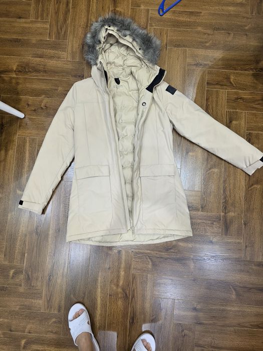 Срочно продам куртку на девочку. ADIDAS.