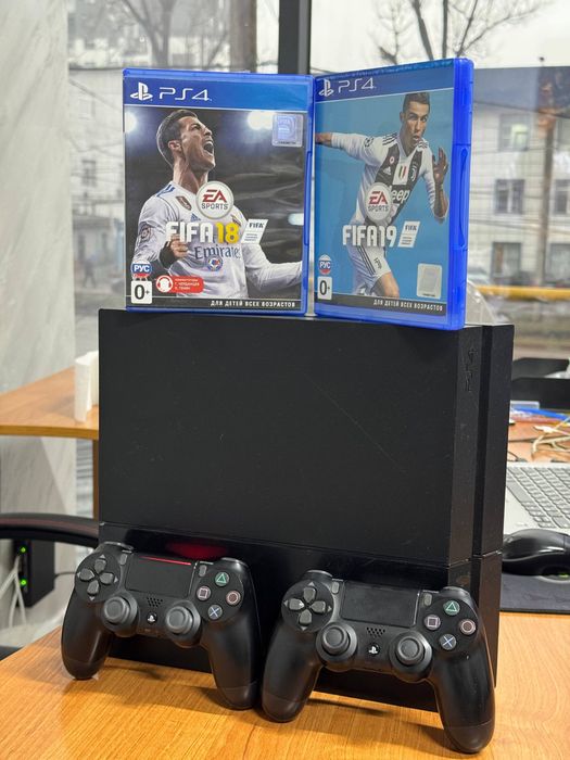 Продам Playstation 4 classic+2 геймпада+4 игры+2 игры на Дисках