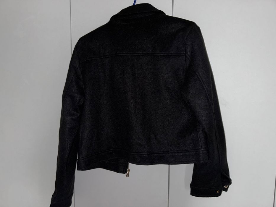 Продаю черную куртку