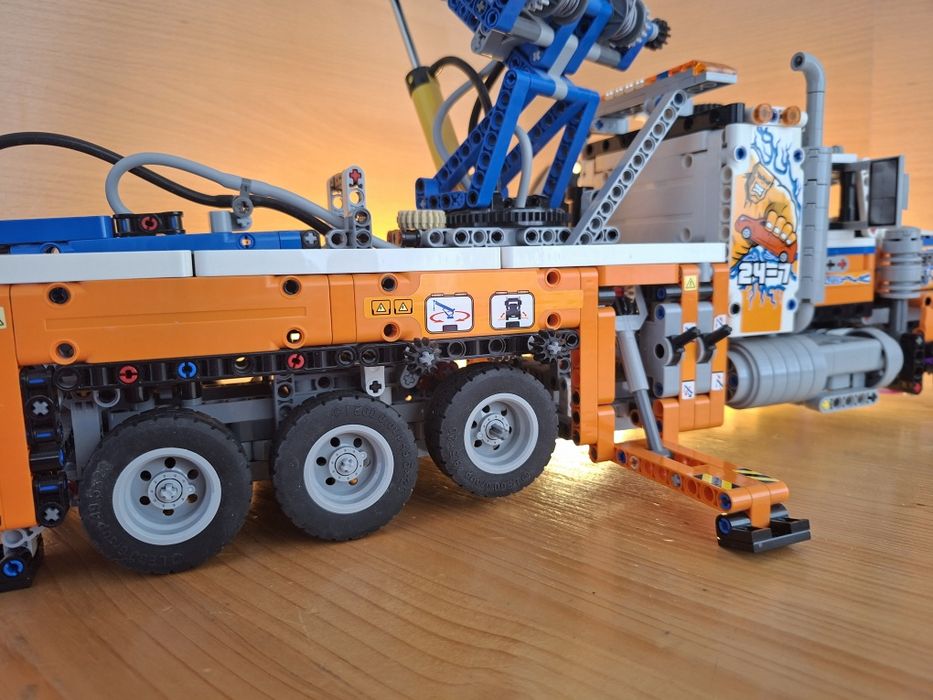 LEGO 42128 Heavy Duty Tow Truck
