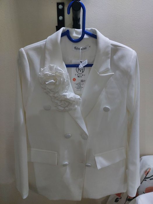 Продам костюмы новые