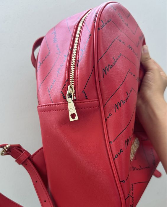 Нова червена раница Love Moschino