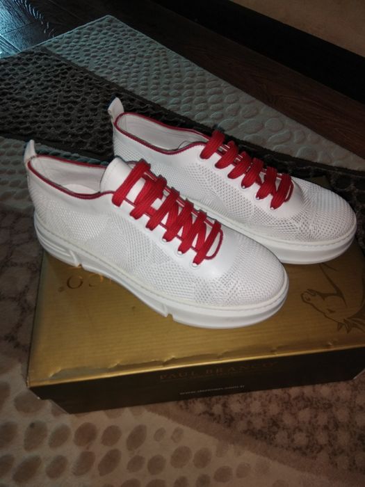 Продам женские кроссовки.