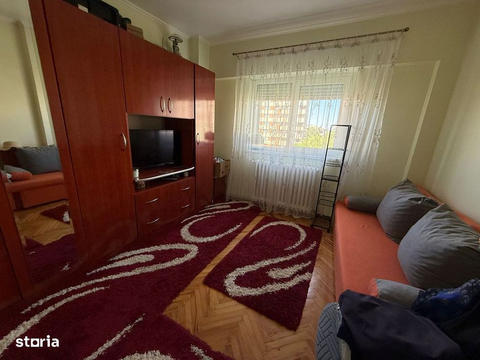 Persoana fizica vand apartament 3 camere str careiului