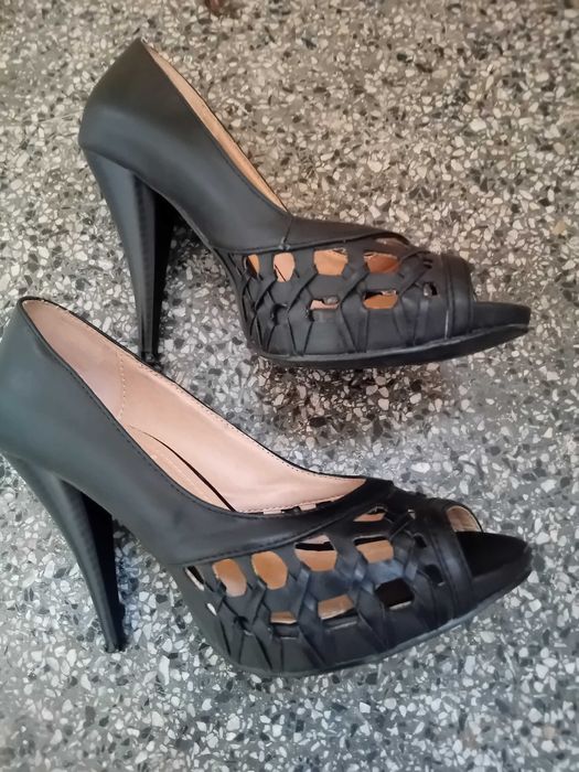 Черни обувки с висок ток