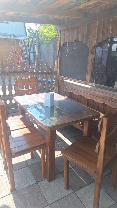 Стол и 4 стула деревяные