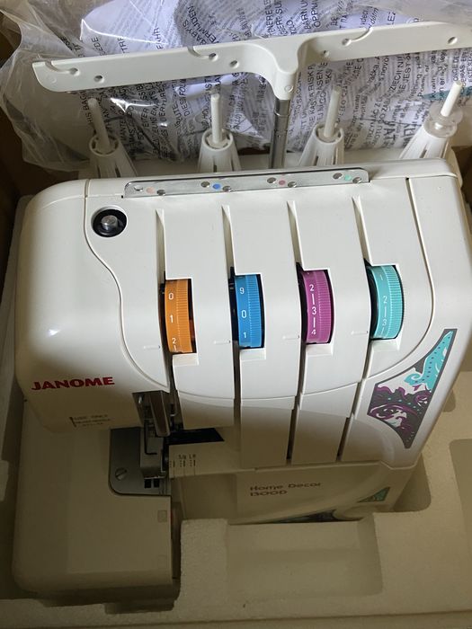 Новый оверлок машинка Janome