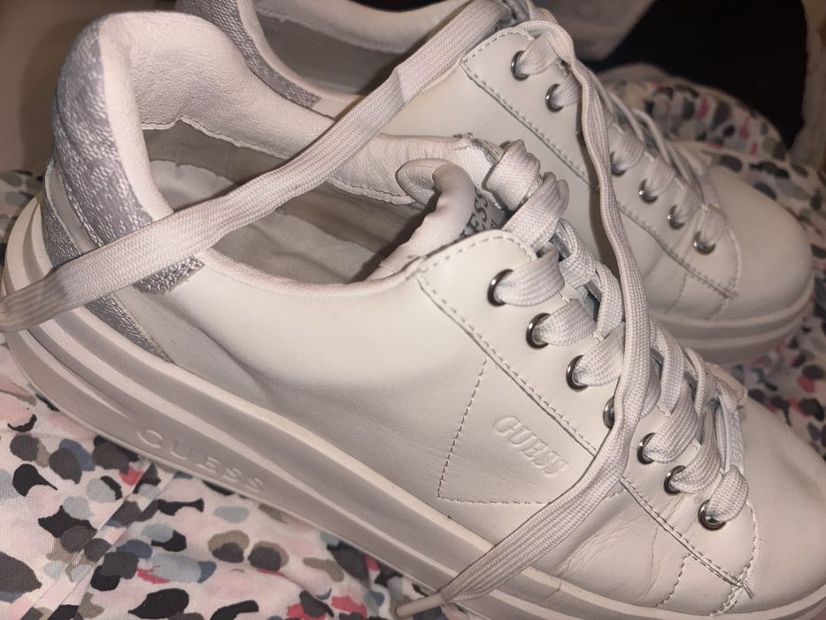 Обувки Guess Elbina