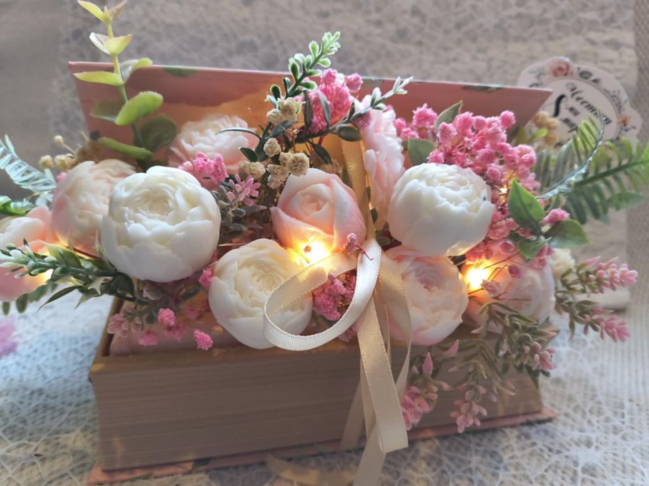 Подаръчни кошници и цветя от соев восък