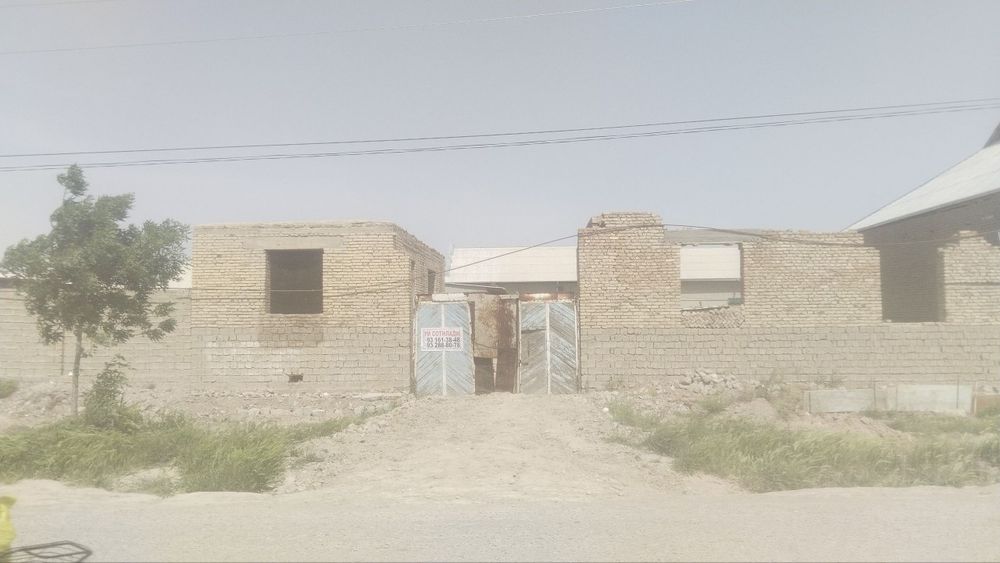 Uy sotiladi 6 sotix yangi bogʻda joylashgan  2.20 fundament quyilgan