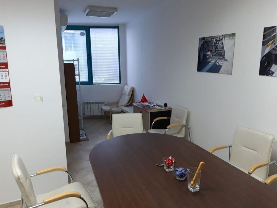 Обзаведен офис до ЕСТЕ – 2 работни помещения, заседателна зала, ниски